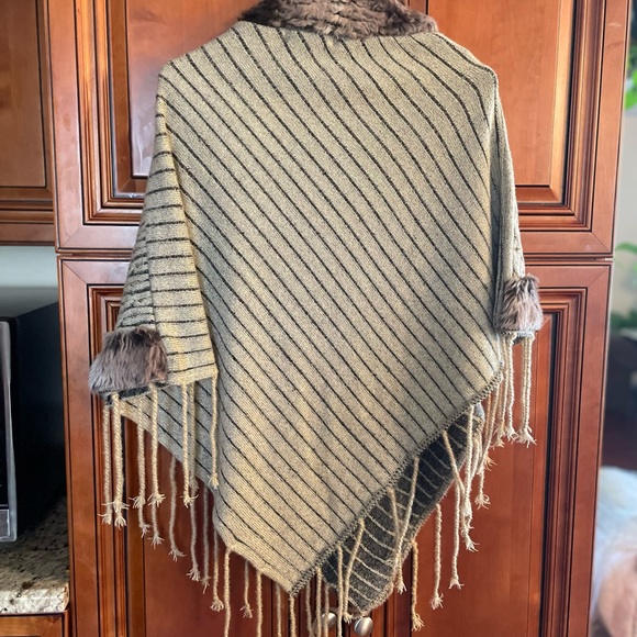 Woolen Kashmiri Poncho - Picture 10 of 12